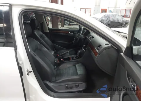 2012 Volkswagen Passat 2.5L Sel Premium z USA, uszkodzony, nr VIN 1VWCP7A38CC095045